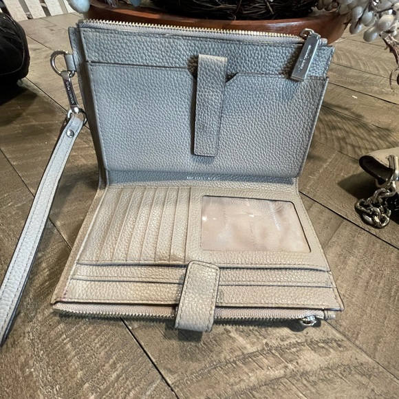 Michael kors wallet/ wristlet - Picture 2 of 3